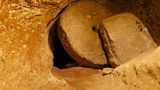 Vor den Eingangstüren versperrten große mühlsteinartige Felsen den Zugang. Die Türen konnten von innen beiseite gerollt werden Durch Löcher im Felsen konnten die Bewohner zudem die Besucher sehen, ohne die Tür öffnen zu müssen.
