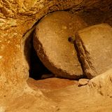 Vor den Eingangstüren versperrten große mühlsteinartige Felsen den Zugang. Die Türen konnten von innen beiseite gerollt werden Durch Löcher im Felsen konnten die Bewohner zudem die Besucher sehen, ohne die Tür öffnen zu müssen.