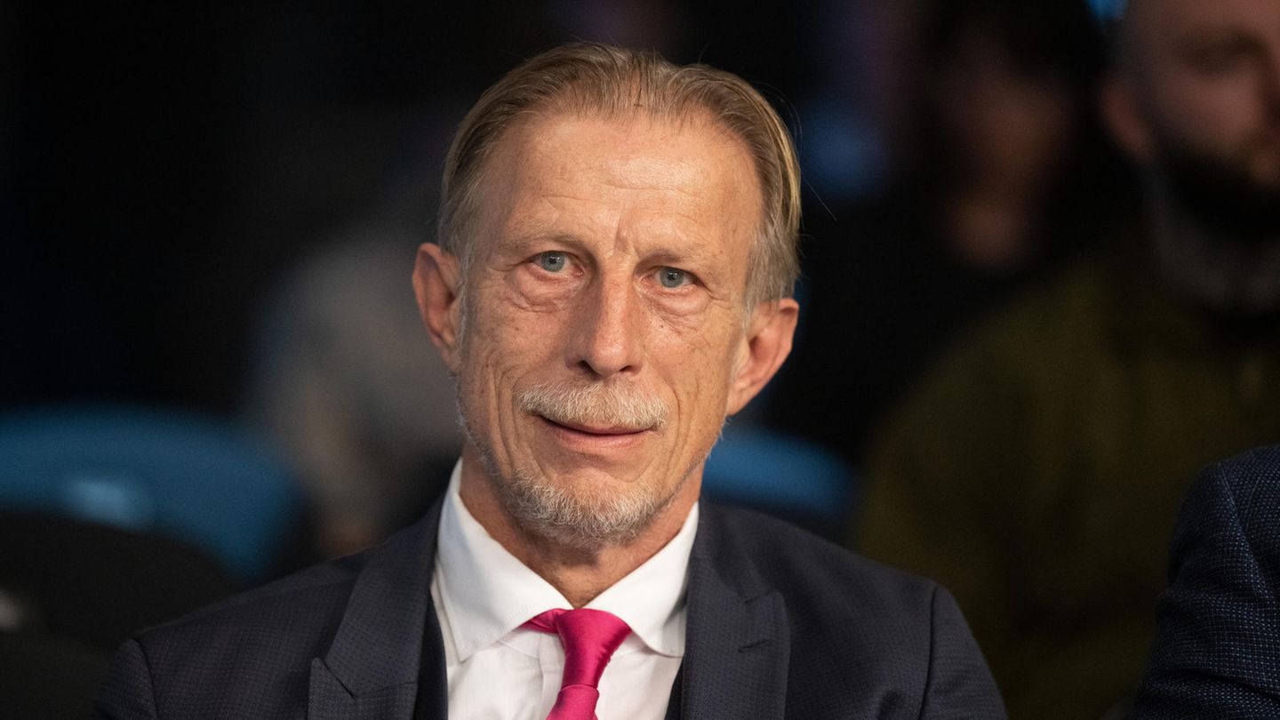Fußballtrainer Christoph Daum bei einem Boxkampf in Dortmund