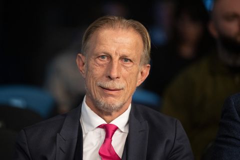 Fußballtrainer Christoph Daum bei einem Boxkampf in Dortmund
