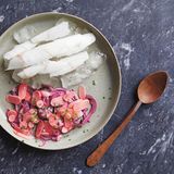 Baltikum: Gefrorener Fisch mit süßsauren Radieschen