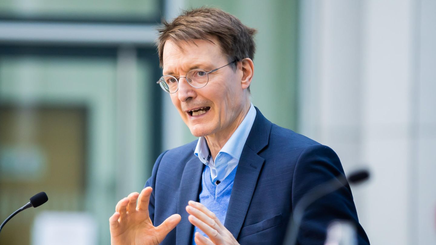Karl Lauterbach (SPD), Bundesminister für Gesundheit, spricht bei einer Pressekonferenz im Bundesgesundheitsministerium