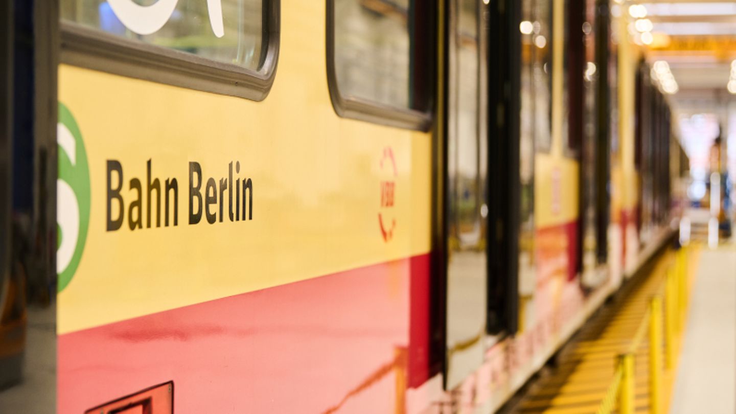 Eine S-Bahn in Berlin. Der Nahverkehr könnte zukünftig für den Transport von Paketen genutzt werden