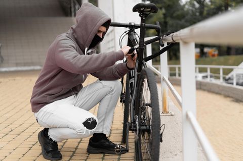 Ein Mann klaut ein Fahrrad