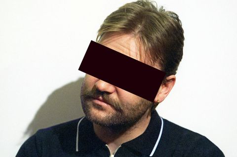 Ronny Rieken sitzt am 12.11.1998 auf der Anklagebank des Landgerichts Oldenburg