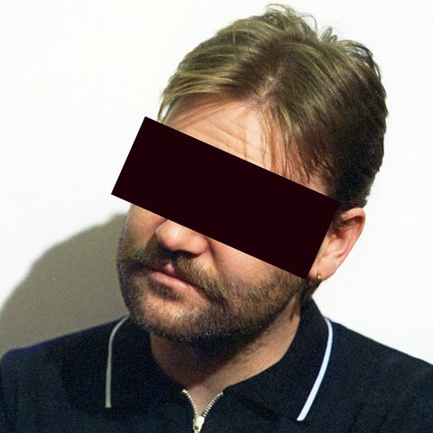 Ronny Rieken sitzt am 12.11.1998 auf der Anklagebank des Landgerichts Oldenburg