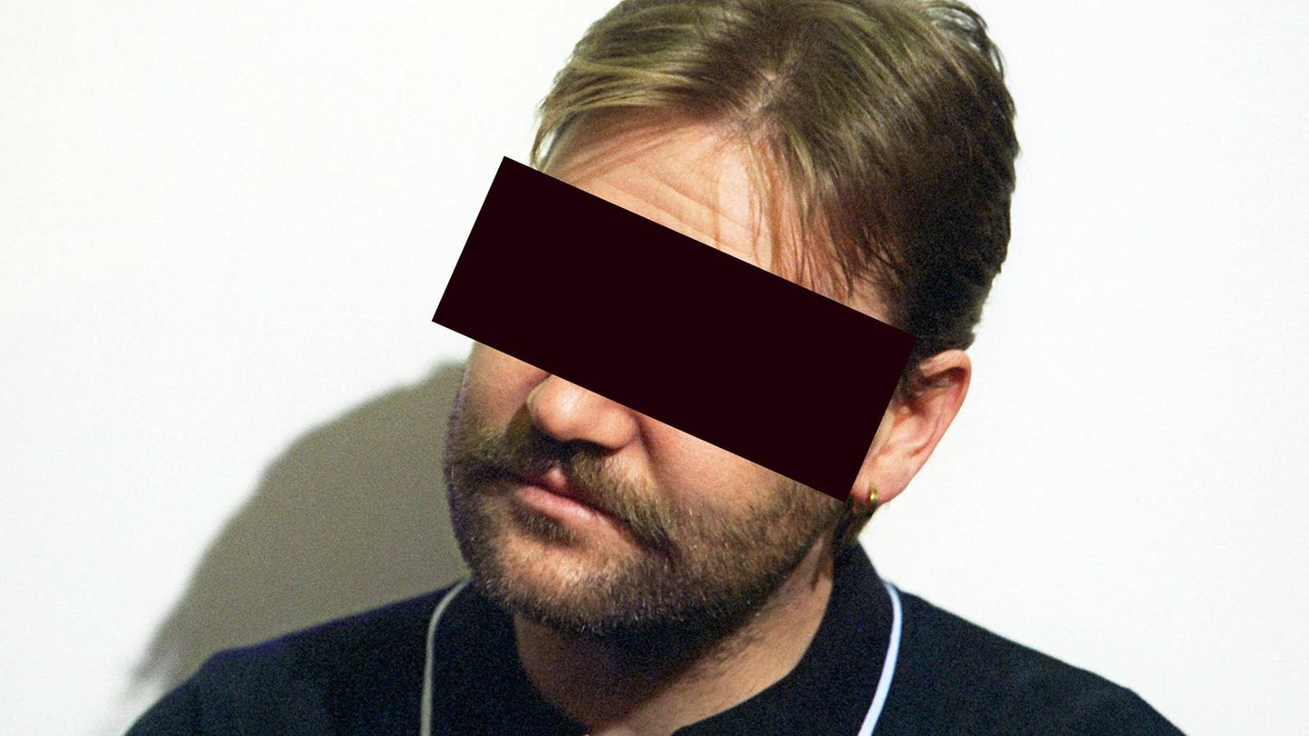 Ronny Rieken sitzt am 12.11.1998 auf der Anklagebank des Landgerichts Oldenburg