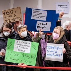 Berliner Bürger bieten am Hauptbahnhof Geflüchteten mit Schildern Wohnraum an