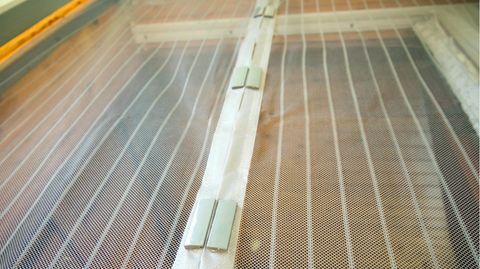 Insektenschutz Vorhang: Schutzgitter mit Magnetverschluss an einer Balkontür