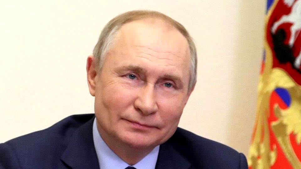 Krieg in der Ukraine: Russlands Präsident Wladimir Putin sitzt an einem Tisch
