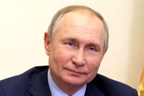 Krieg in der Ukraine: Russlands Präsident Wladimir Putin sitzt an einem Tisch
