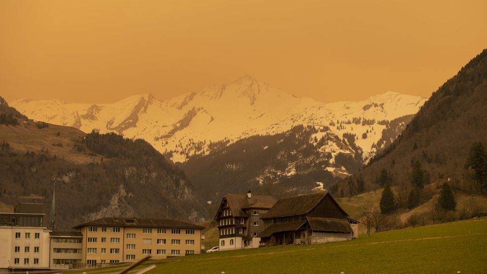 Rötlicher Himmel über den Alpen in der Schweiz