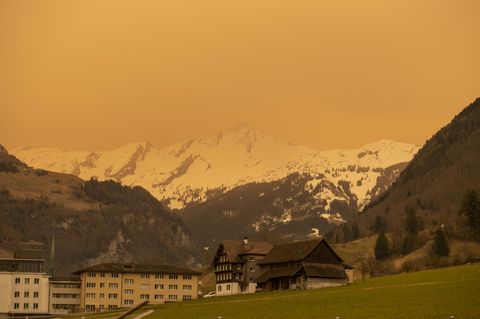 Rötlicher Himmel über den Alpen in der Schweiz