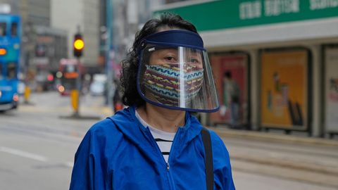 Frau in Hongkong mit Maske
