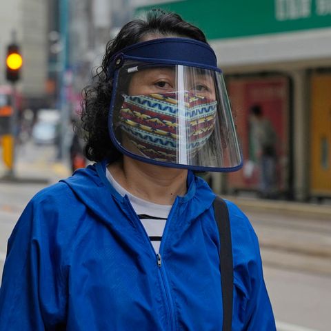 Frau in Hongkong mit Maske
