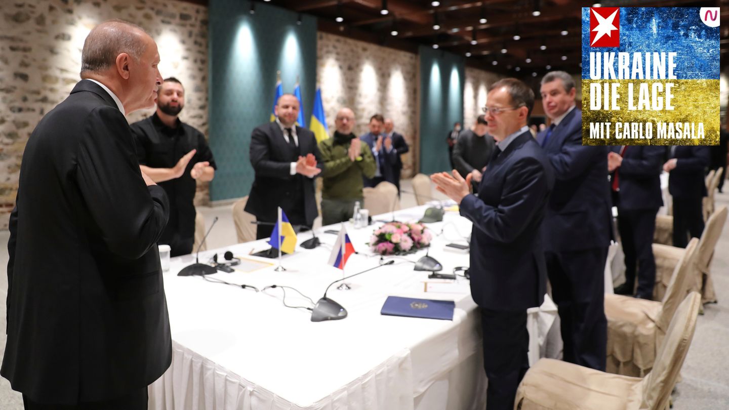 Der türkische Präsident Recep Tayyip Erdogan (l.) begrüßt die russische (r.) und die ukrainische Delegation vor ihren Gesprächen