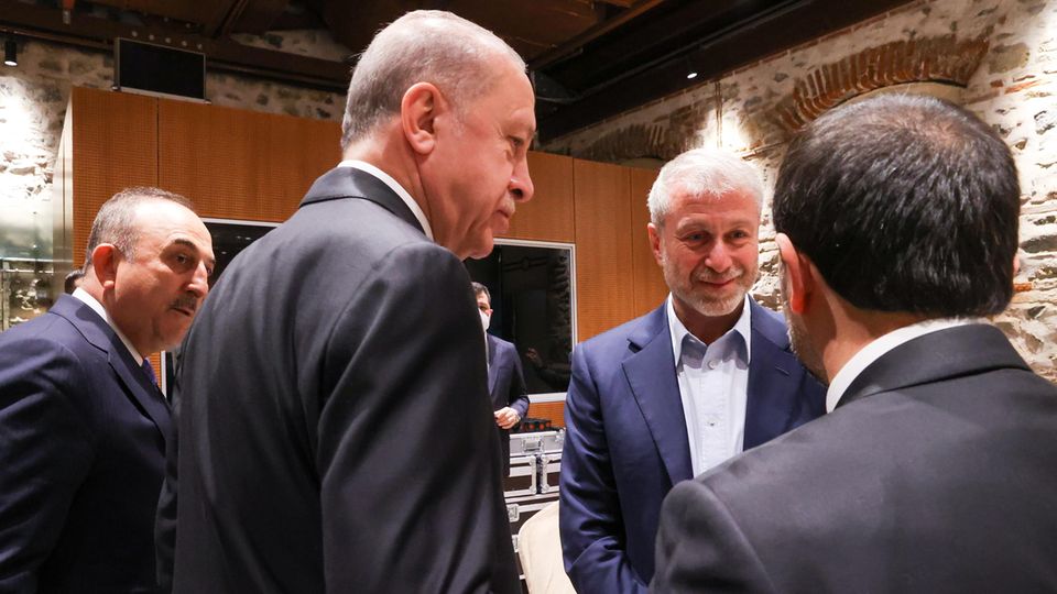 Turkish Foreign Minister Mevlut Cavusoglu, President Recep Tayyip Erdogan and Roman Abramovich Turkish Foreign Minister Mevlut Cavusoglu, President Recep Tayyip Erdogan and Roman Abramovich