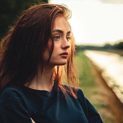 Eine junge Frau schaut in die Ferne