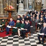 Die Queen, Prinz Charles, Herzogin Camilla, Prinzessin Anne, Sir Tim Laurence und Prinz Andrew saßen in der ersten Reihe.