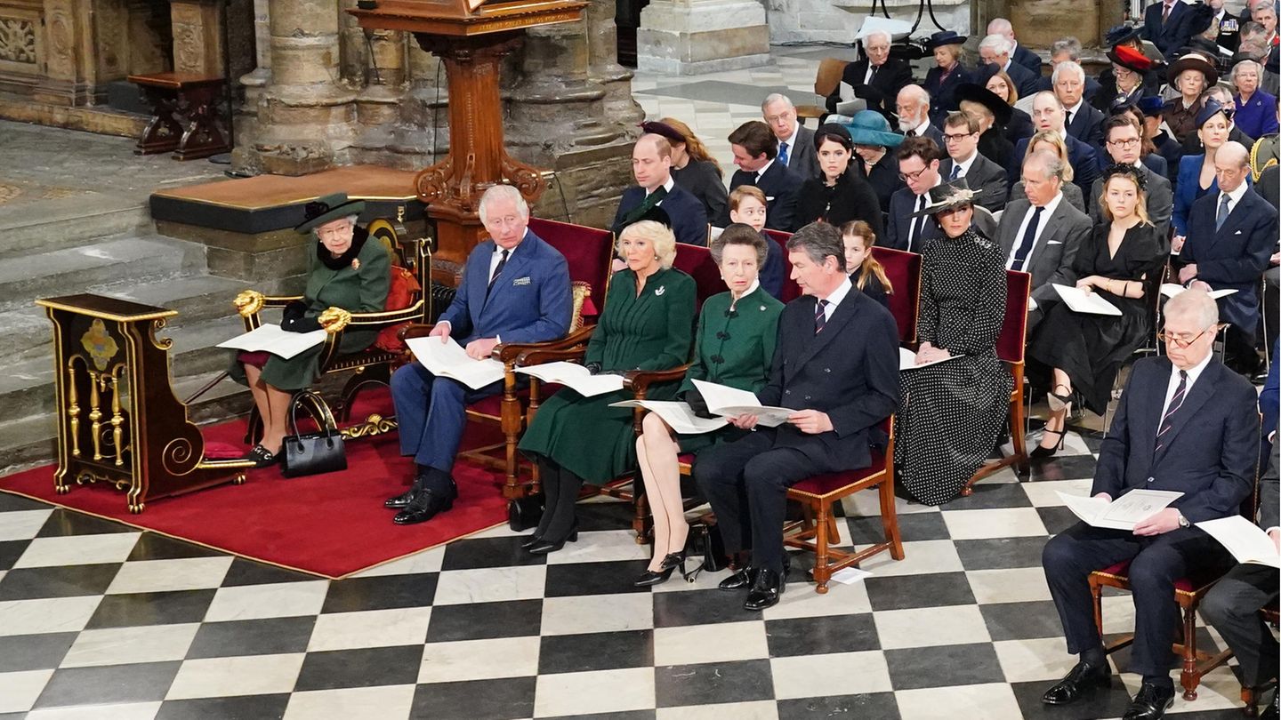 Die Queen, Prinz Charles, Herzogin Camilla, Prinzessin Anne, Sir Tim Laurence und Prinz Andrew saßen in der ersten Reihe.