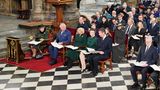 Die Queen, Prinz Charles, Herzogin Camilla, Prinzessin Anne, Sir Tim Laurence und Prinz Andrew saßen in der ersten Reihe.