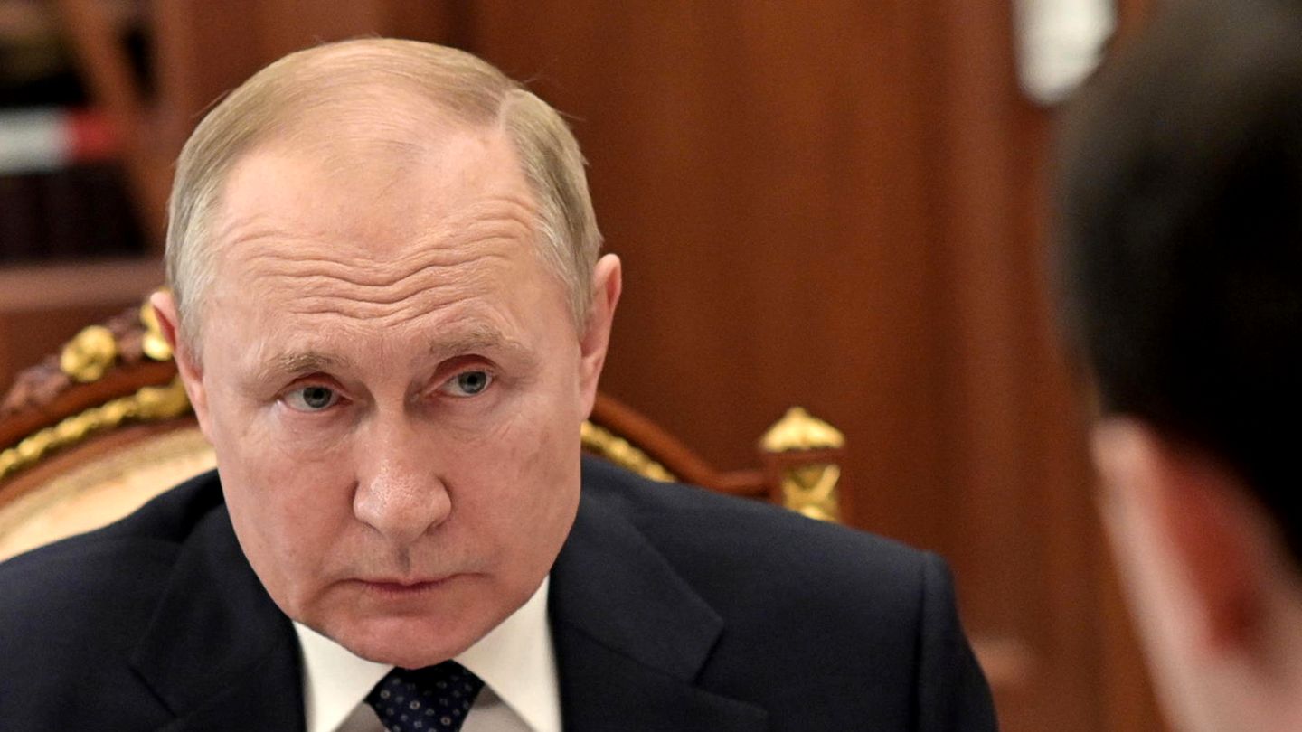 Coup, sanctions, confidants: how to stop Putin?  (Video)