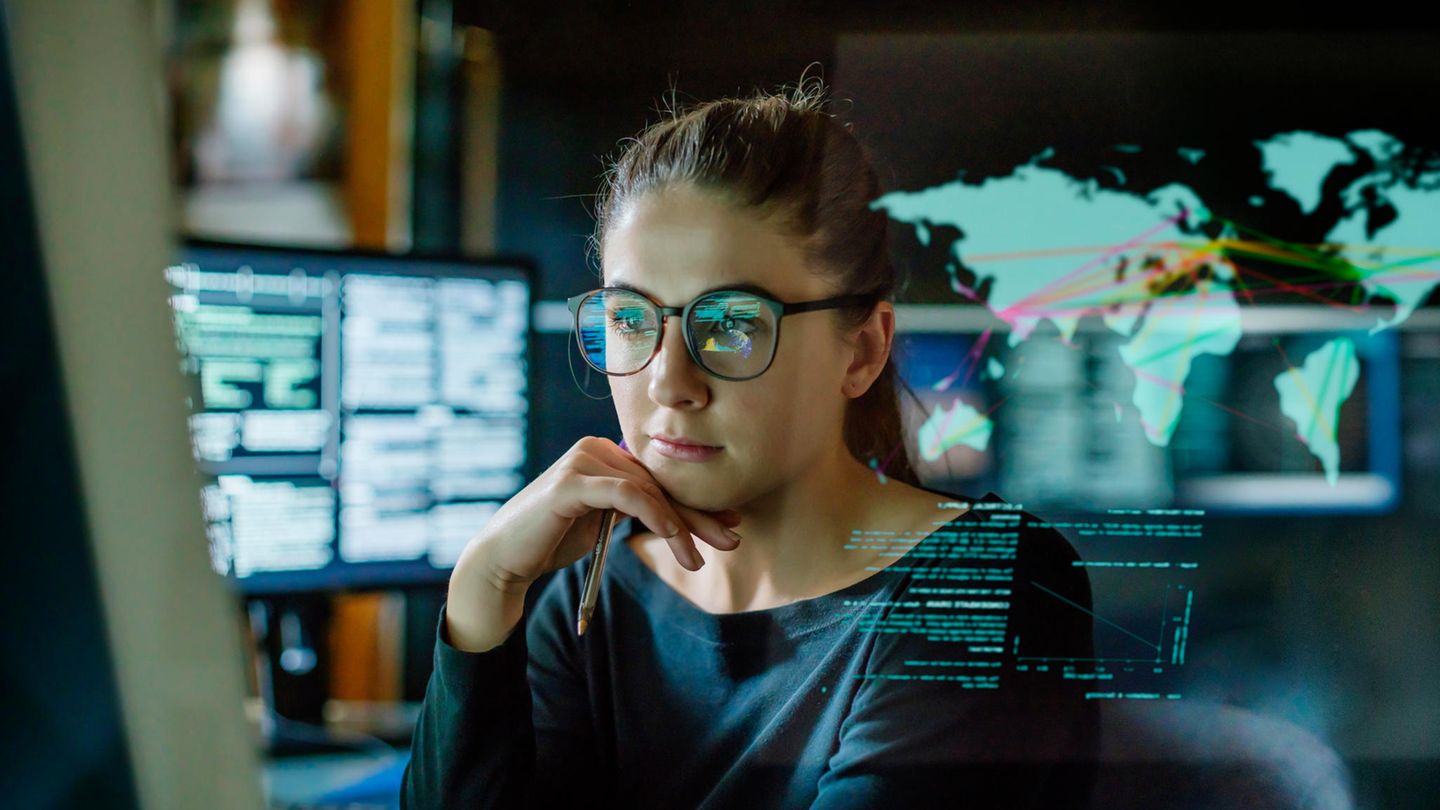 Eine Frau sitzt am Computer