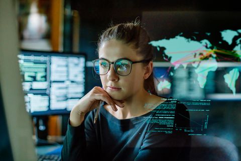 Eine Frau sitzt am Computer