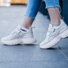 Die Plateau-Sohle setzt die Sneaker in den Mittelpunkt des Outfits.