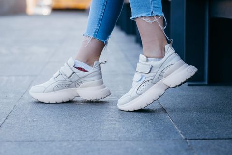 Die Plateau-Sohle setzt die Sneaker in den Mittelpunkt des Outfits.
