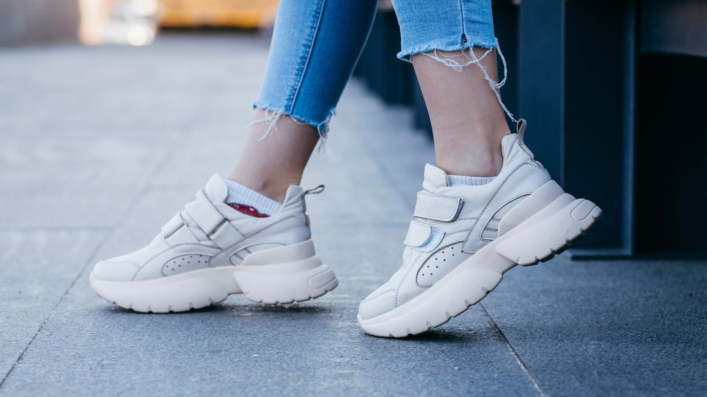 Die Plateau-Sohle setzt die Sneaker in den Mittelpunkt des Outfits.
