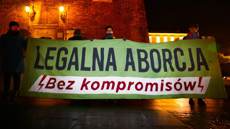 "Legale Abtreibung, ohne Kompromisse" steht auf dem Plakat von Protestierenden in Warschau
