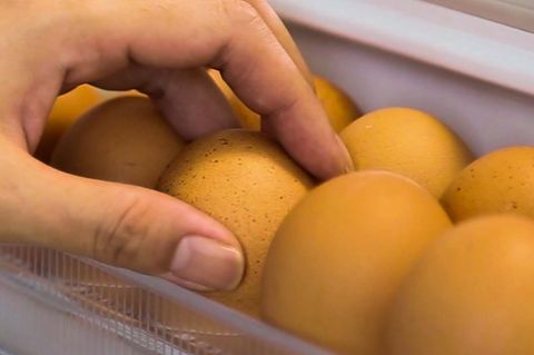 Braune Eier an der Seite im Kühlschrank