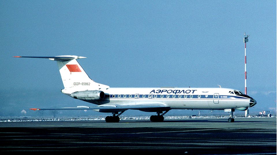 Eine Aeroflotmaschine steht auf einem Flugfeld