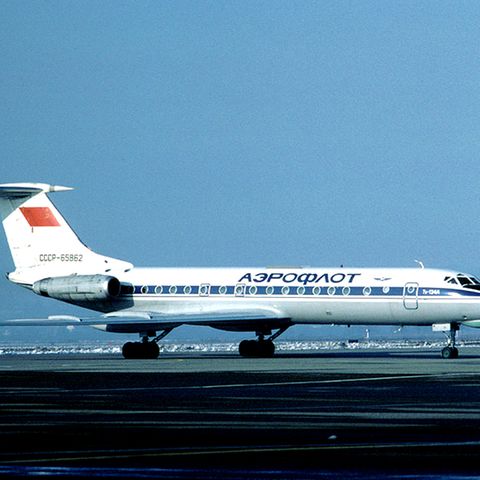 Eine Aeroflotmaschine steht auf einem Flugfeld