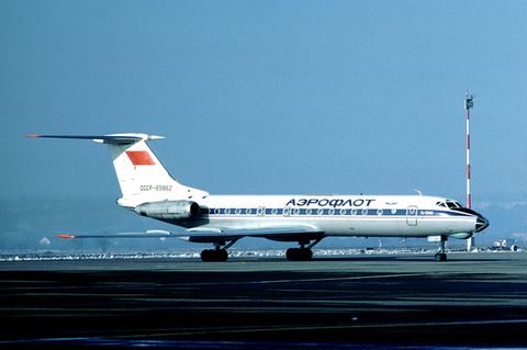 Eine Aeroflotmaschine steht auf einem Flugfeld