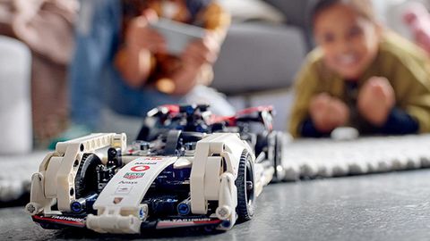 Lego Angebote 2022: Kinder spielen mit dem Lego Technic Formula E Porsche