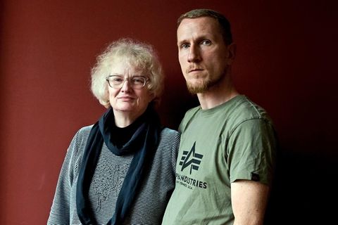 Mutter und Sohn Arm in Arm