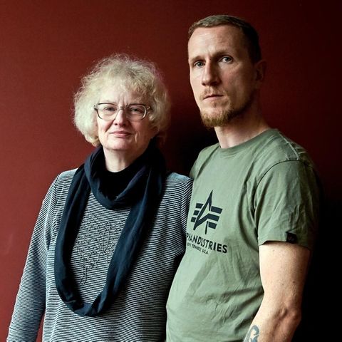 Mutter und Sohn Arm in Arm