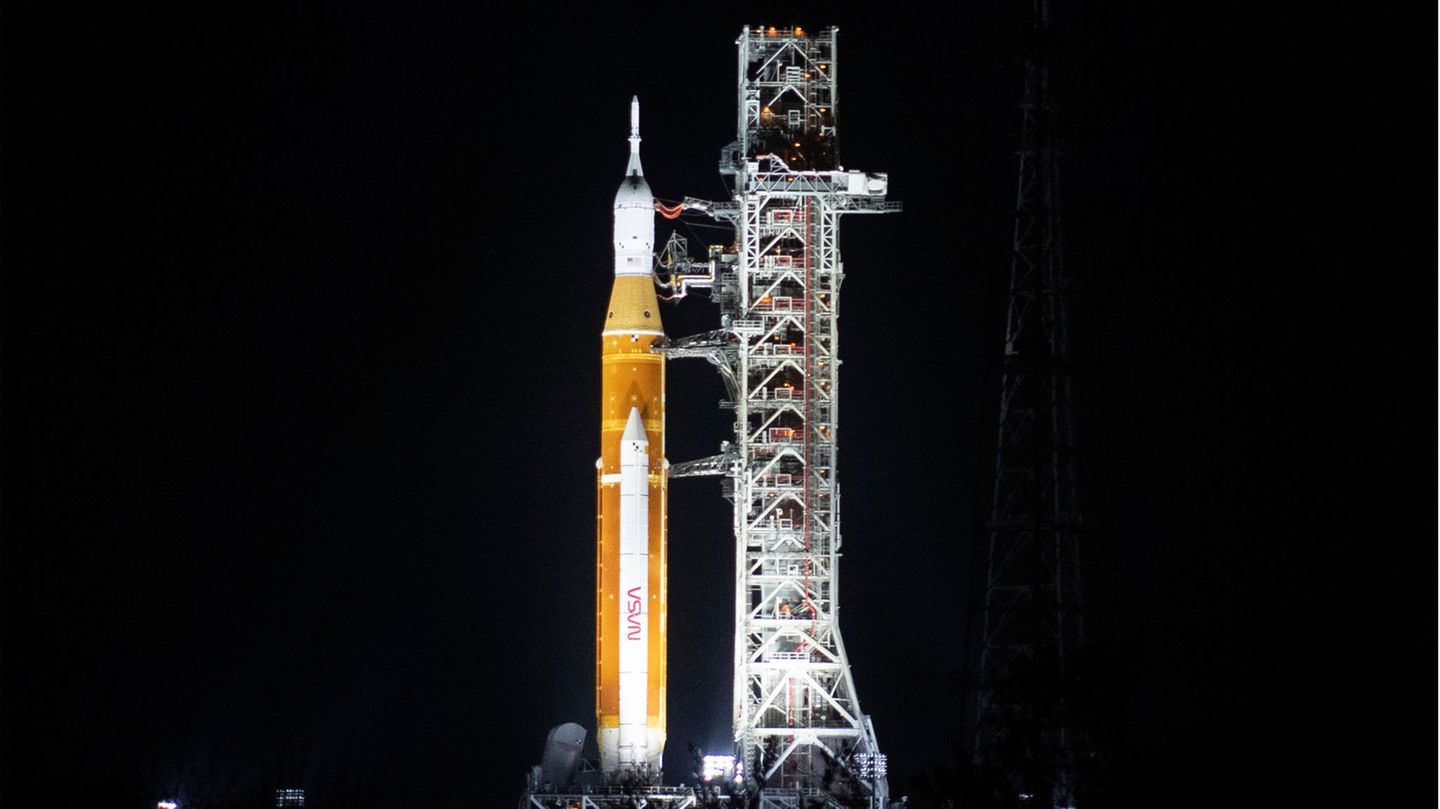 Rakete auf Startplatz bei Nacht Rakete auf Startplatz bei Nacht