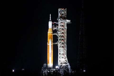 Rakete auf Startplatz bei Nacht