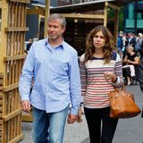 Roman Abramowitsch geht auf der Art Basel 2013 neben seiner Frau Daria Schukowa. Er trägt Hemd und Jeans, sie Pulli und Jeans