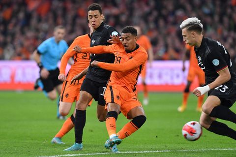 Jamal Musiala (FC Bayern) und Nico Schlotterbeck (SC Freiburg) bearbeiten Donyell Malen (Borussia Dortmund)