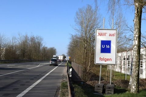 Freiwillig in den Stau - es ist fraglich, ob das Schild das Problem löst.