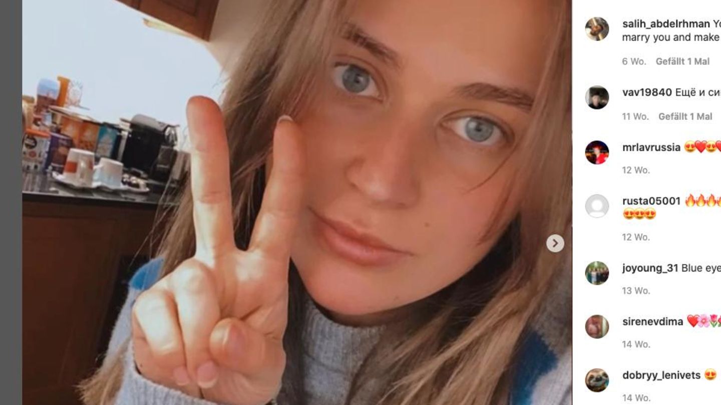 Sofia Abramowitsch, die Tochter von Roman Abramowitsch, formt mit Zeige- und Mittelfinger ein V