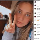 Sofia Abramowitsch, die Tochter von Roman Abramowitsch, formt mit Zeige- und Mittelfinger ein V