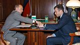 Roman Abramowitsch und Wladimir Putin sitzen 2005 gemeinsam an einem Tisch