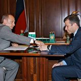 Roman Abramowitsch und Wladimir Putin sitzen 2005 gemeinsam an einem Tisch