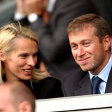 Irina Abramowitsch, von 1991 bis 2007 mit Roman Abramowitsch verheiratet, lächelt ihn im Fußballstadion an