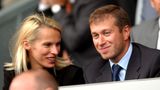 Irina Abramowitsch, von 1991 bis 2007 mit Roman Abramowitsch verheiratet, lächelt ihn im Fußballstadion an